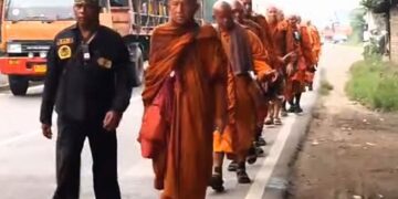 Biksu Thudong 3 Hari di Cirebon Lakukan Ritual Keagamaan