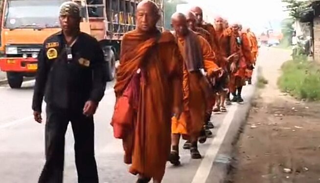 Biksu Thudong 3 Hari di Cirebon Lakukan Ritual Keagamaan
