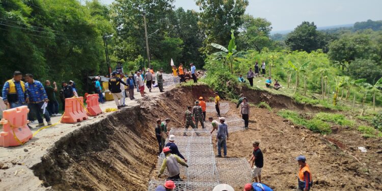 Cegah Longsor Susulan, Jalan Belawa-Cipeujeuh Kulon Dipasang Bronjong