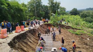 Cegah Longsor Susulan, Jalan Belawa-Cipeujeuh Kulon Dipasang Bronjong