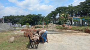 Sambut Hari Jadi, DLH Bersihkan Sisa Reruntuhan Gapura Alun-alun Pataraksa