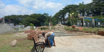 Sambut Hari Jadi, DLH Bersihkan Sisa Reruntuhan Gapura Alun-alun Pataraksa