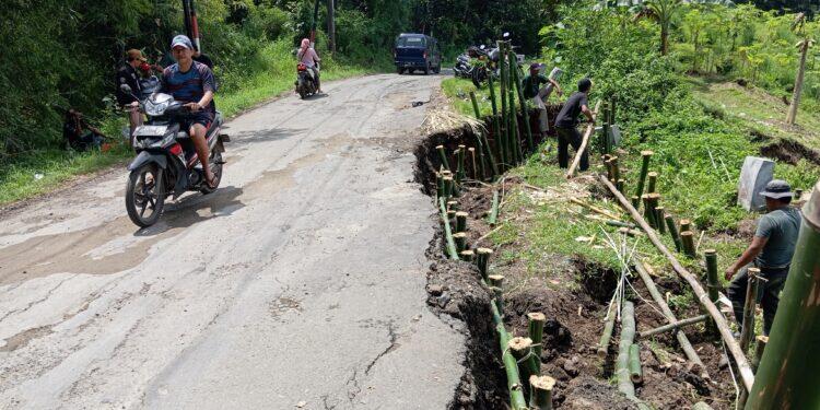 Warga Belawa Swadaya Tangani Pergerakan Tanah