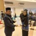 Serahkan SK Pengangkatan CPNS, Bupati Imron: Jadi PNS Bukan Sekadar Profesi Biasa