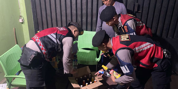 Toko Miras Ilegal di Majalengka Digerebek Polisi, Puluhan Botol Miras Disita