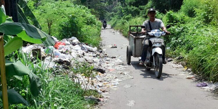 Pasca Lebaran, Gunungan Sampah Liar di Terowongan Tol Megu Semakin Melebar