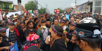 Ribuan Warga Cirebon Timur Tumplek Dalam Aksi Menggugat Jalan Rusak