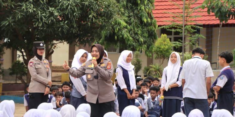 Polresta Cirebon Gelar Police Goes To School di SMPN 2 Lemahabang,