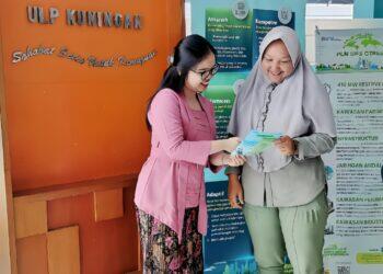 Pegawai Perempuan PLN Anggun Berbalut Kebaya Memberikan Pelayanan Optimal di Hari Kartini