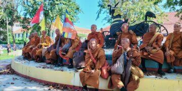 Masyarakat Kota Cirebon Sambut 32 Bhante di Lapangan Kebumen
