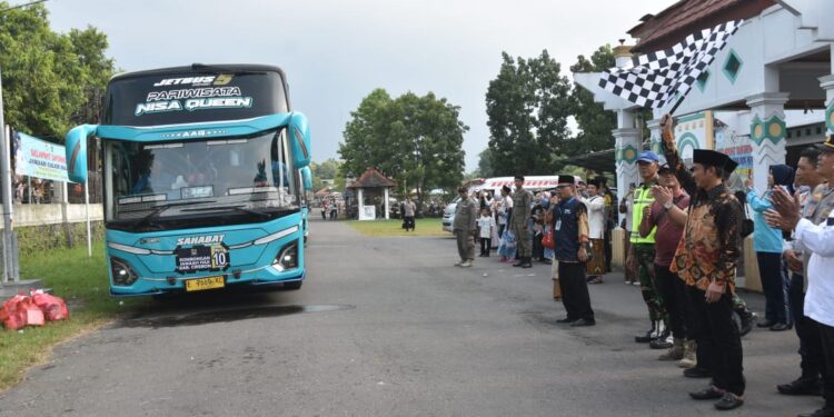 Lepas 83 Calon Jemaah Haji, Wabup Jigus: Perjalan Haji Bukan Perjalanan Fisik, Tapi Perjalanan Hati