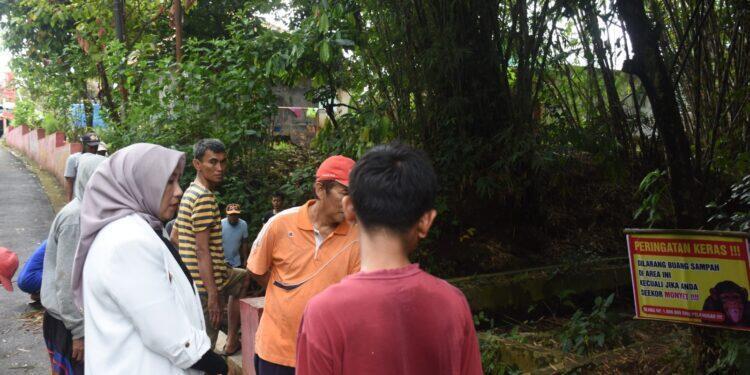 Wabup Tuti Geram Gara-gara Sampah Menumpuk di Jembatan Cipetir, Sungai Surakatiga Tercemar