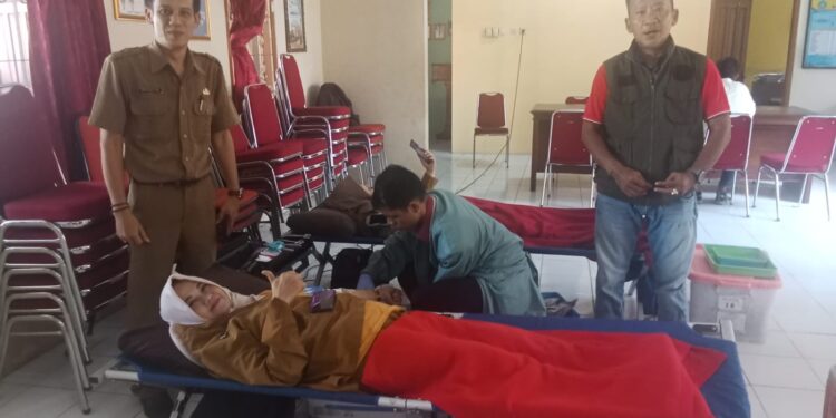 Pelaksanaan donor darah di Aula Kantor Kecamatan Gebang. (Foto: Nawawi/FC)