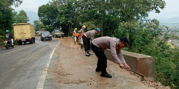 Akses Jalan Majalengka – Kuningan via Cikijing yang Tertimbun Longsor Kini Kembali Dibuka