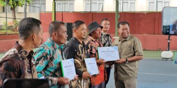 Bupati Majalengka Serahkan Bantuan Alsintan kepada Kelompok Tani