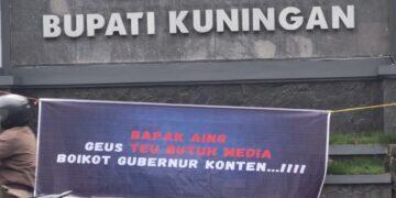 Sejumlah Jurnalis Lakukan Aksi Spontan Pasang Spanduk Depan Kantor Bupati Kuningan, Isinya Sindir Gubernur Konten