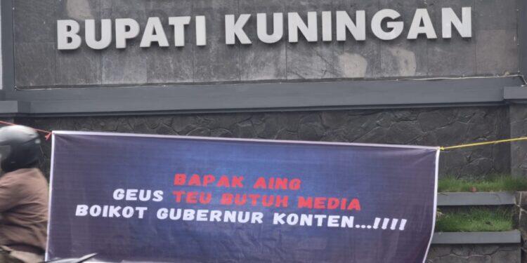 Sejumlah Jurnalis Lakukan Aksi Spontan Pasang Spanduk Depan Kantor Bupati Kuningan, Isinya Sindir Gubernur Konten