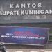 Sejumlah Jurnalis Lakukan Aksi Spontan Pasang Spanduk Depan Kantor Bupati Kuningan, Isinya Sindir Gubernur Konten