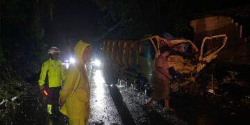Alami Rem Blong, Dump Truk Tabrak Kandang Ayam di Majalengka, Tiga Orang Alami Luka – Luka