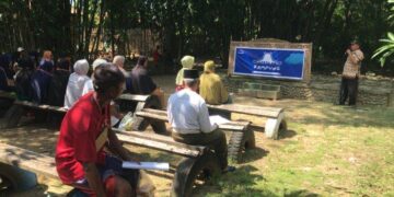 Puluhan Lansia di Desa Putri Dalem Jatitujuh Ikuti Kegiatan Belajar Baca Tulis yang Digelar Penggiat Budaya