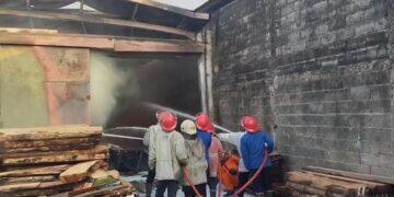 Gudang Kayu Jati Siap Ekspor di Plered Ludes Dilahap Si Jago Merah