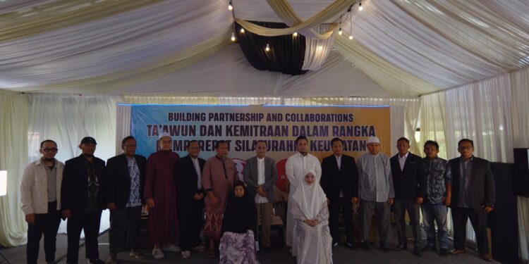 Surabraja – Almaz Teken Fakta Integritas Komitmen Syariah Dalam Berusaha