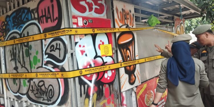 Petugas Gabungan Bongkar Lima Warung di Kawasan Stadion Bima