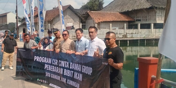 Cinta Damai Putra Bahagia Laksanakan Program CSR, Tebar 5.000 Bibit Ikan di Situ Paleben Cigugur