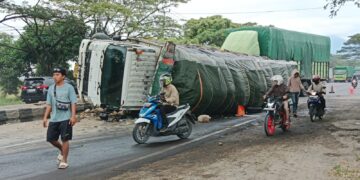 Hindari Sepeda Motor, Truck Tronton Terguling di Jalur Pantura