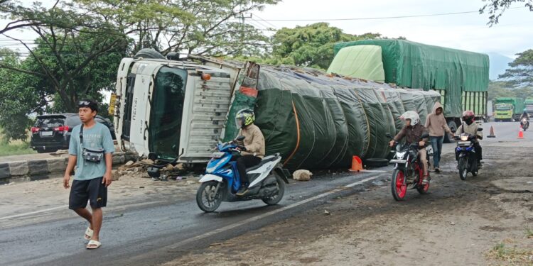Hindari Sepeda Motor, Truck Tronton Terguling di Jalur Pantura