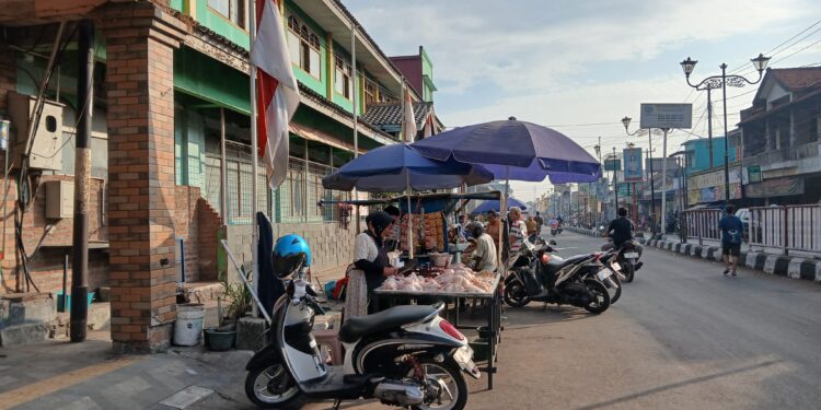 Baru Seminggu Ditertibkan, Puluhan Pedagang di Kawasan Trusmi Kembali Berjualan