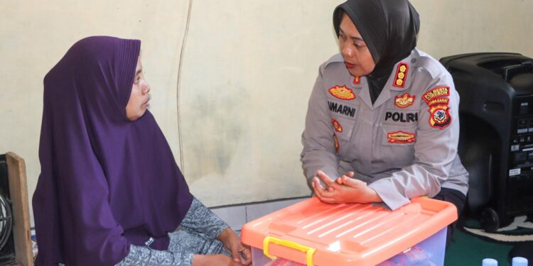 Tak Hanya Salurkan Bantuan, Kapolresta Cirebon Bangkitkan Semangat Keluarga Korban Longsor Gunung Kuda