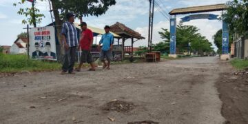 Warga Kalipasung Kecewa, Pintu Masuk Jalan Poros Kalipasung - Serang Tak Diperbaiki