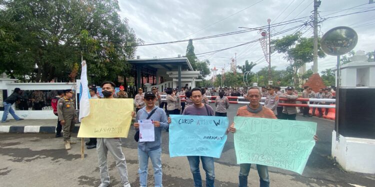 Pemuda di Indramayu Minta Wakil Bupati Dicopot dari Jabatannya