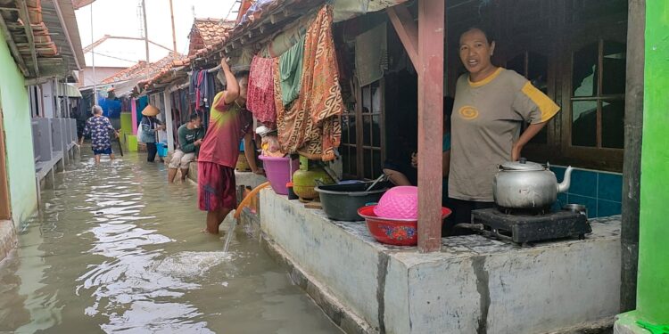 Warga Mengaku Sudah Puluhan Tahun Banjir Rob Landa Pesisir Eretan Wetan