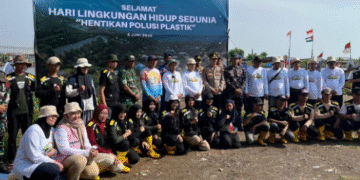 PT PLN Gelar Bebersih di Pantai Kejawanan Cirebon