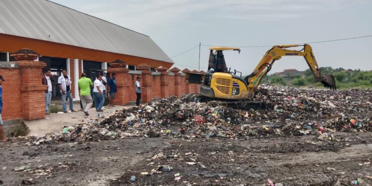 Tak Mencukupi Kapasitas, Sampah di TPS3R Desa Ambulu Hingga Tutupi Jalan