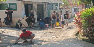 Warga dan Pemdes Japura Kidul Tambal Jalan Poros Desa
