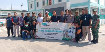 Salurkan Hewan Kurban, Taekwang Cirebon Pererat Hubungan dengan Lingkungan