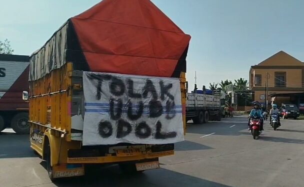 Demo ODOL, Jalur Pantura Cirebon Lumpuh Total