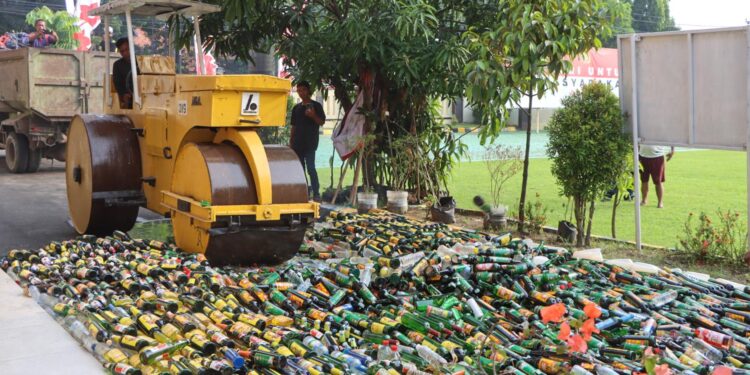 Polresta Cirebon Musnahkan 12.665 Botol Miras, Nilainya Capai Ratusan Juta Rupiah
