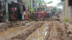 Warga Japura Kidul Tutup Akses Jalan Penghubung Antar Kecamatan, Alarm Keras Bagi Pemkab Cirebon