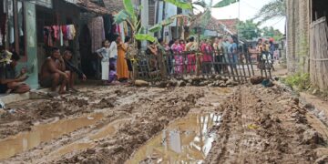 Warga Japura Kidul Tutup Akses Jalan Penghubung Antar Kecamatan, Alarm Keras Bagi Pemkab Cirebon