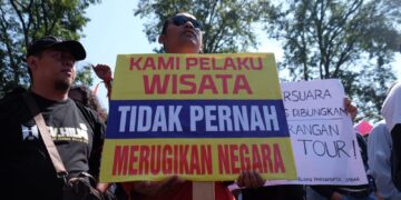 Pekerja Pariwisata Demo di Gedung Sate, Tuntut Gubernur Jabar Cabut Larangan Study Tour
