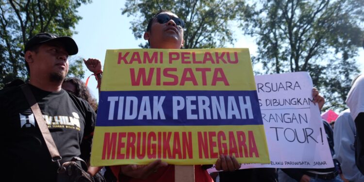 Pekerja Pariwisata Demo di Gedung Sate, Tuntut Gubernur Jabar Cabut Larangan Study Tour