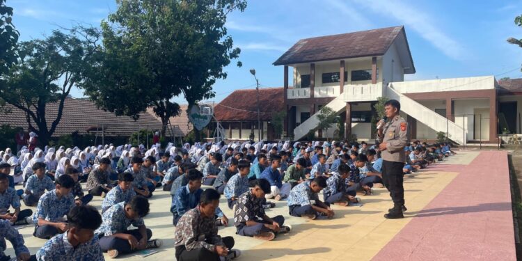 Polresta Cirebon: Tanamkan Disiplin dan Kesadaran Hukum Sejak Dini di SMPN 1 Plered