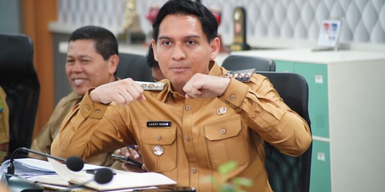 Diduga Korupsi, Kuwu Anjatan Utara Diberhentikan Sementara oleh Bupati Lucky