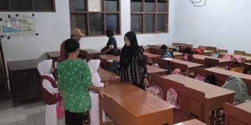 Hari Pertama Masuk Sekolah, Wali Murid di Indramayu Berebut Bangku Depan