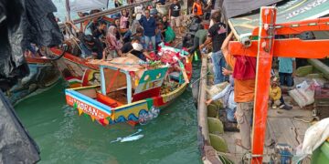 Nelayan Karangbulu Gebangmekar Gelar Larung Saji
