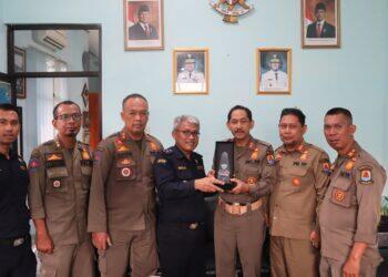 Satpol PP Kabupaten Cirebon Raih Penghargaan dari Kantor Bea Cukai Cirebon